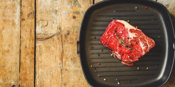 Carne Vaca Cruda Las Carnes Parrilla Con Las Especias Pedazo — Foto de Stock