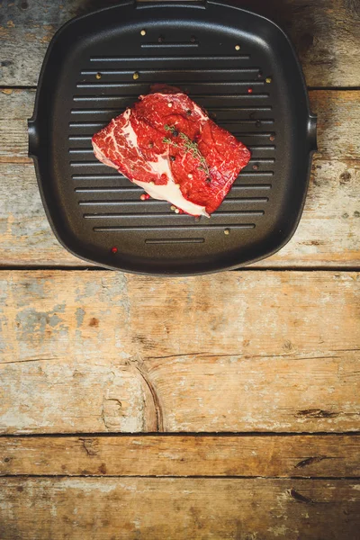 Carne Vaca Cruda Las Carnes Parrilla Con Las Especias Pedazo — Foto de Stock