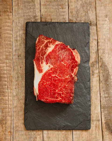 Stek Wołowy Raw Grillowane Mięso Przyprawami Kawałek Mięsa Widok Góry — Zdjęcie stockowe