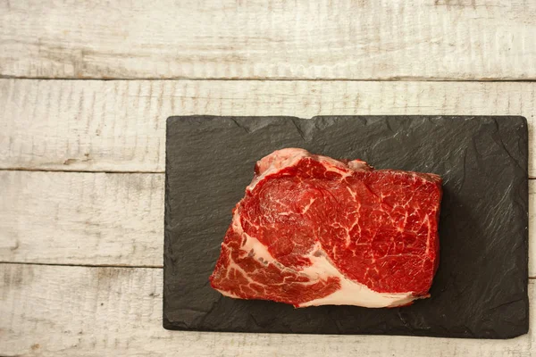 Stek Wołowy Raw Grillowane Mięso Przyprawami Kawałek Mięsa Widok Góry — Zdjęcie stockowe
