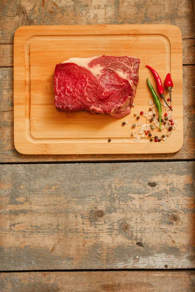 Carne Vită Brută Carne Grătar Condimente Bucată Carne Vizualizare Sus — Fotografie, imagine de stoc