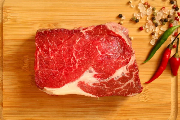Говяжий Стейк Сырой Мясо Гриле Специями Кусок Мяса Вид Сверху — стоковое фото