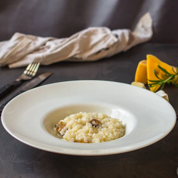 Risotto Con Cozze Riso Frutti Mare Piatto Bianco Bicchiere Vino — Foto Stock