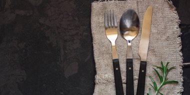 seti çatal çatal, kaşık, bıçak (vintage). Siyah arka plan. Üstten görünüm. Kopya alanı.