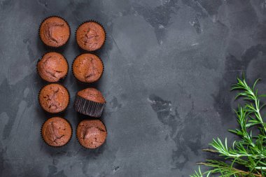 cupcakeschocolate (kek) tatlı nar ve biberiye ile. üstten görünüm.