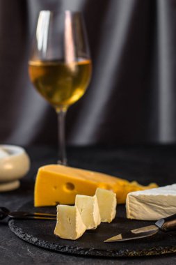 peynir Kurulu (peynir kompozisyon) çeşitli. üstten görünüm. kopya alanı