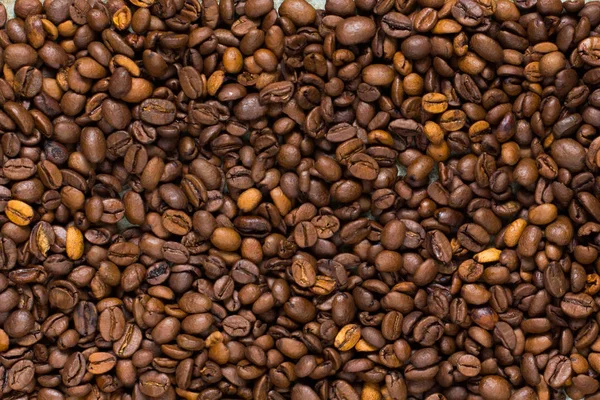 咖啡谷物 好的和坏的谷物 阿拉比卡和罗布斯塔混合 烤咖啡谷物 黑色背景 顶部视图 复制空间 — 图库照片