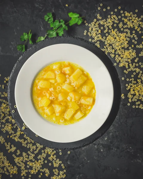 Groentesoep Met Pasta Anelli Groenten Tafel Veganistisch Eten Donkere Achtergrond — Stockfoto