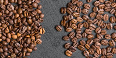 kahve çekirdekleri (tahıl) iyi ve kötü - arabica ve robusta (kavrulmuş kahve tahıl) karışımı. Siyah arka plan. Üstten görünüm. Kopya alanı.
