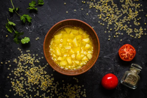 Sopa Anelli Pasta Verduras Comida Vegana Fondo Oscuro Vista Superior — Foto de Stock