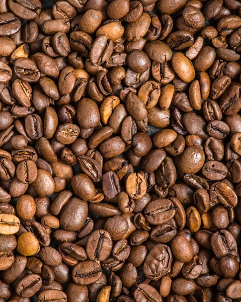 咖啡豆 好的和坏的谷物 阿拉伯和罗布斯塔混合 烤咖啡谷物 黑色背景 顶部视图 复制空间 — 图库照片