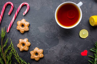 çay - bir fincan çay ve tatil için hediyeler. Demlenmiş çay poşeti, fincan çay ve bir festival atmosferi. üstten görünüm. kopya alanı