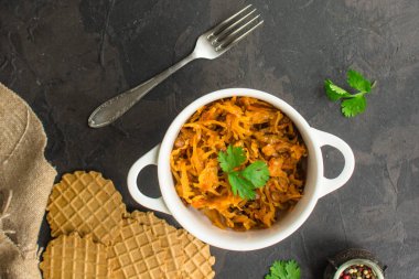 mercimek ve baharat (kızarmış lahana) ile lahana güveç. Vegan food.top görünümü. kopya alanı
