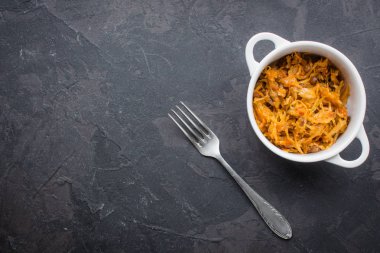 mercimek ve baharat (kızarmış lahana) ile lahana güveç. Vegan food.top görünümü. kopya alanı