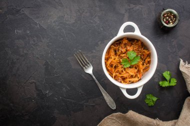 mercimek ve baharat (kızarmış lahana) ile lahana güveç. Vegan food.top görünümü. kopya alanı