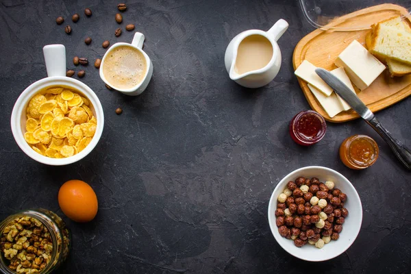 コーンフレーク コーヒー カッテージ チーズ バター ジャム 暗い背景に朝食の他の成分 コピー スペース平面図 — ストック写真