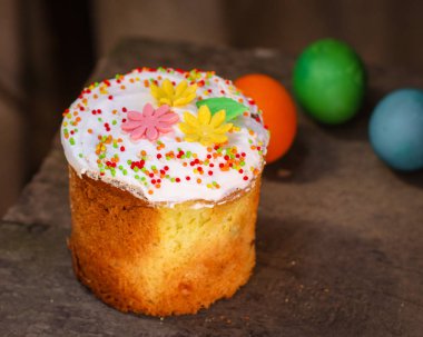 Paskalya kek ve Paskalya yumurtası. Mutlu Paskalyalar! (geleneksel dekorasyon ve muamele etmek) Paskalya gıda. Uzay kopyalayın. üstten görünüm