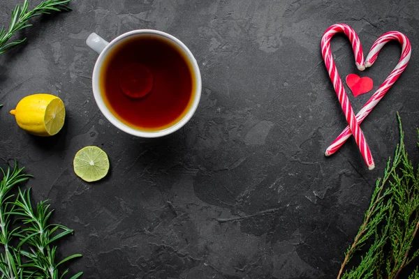 お茶と休日のためのギフトのカップ 醸造ティーバッグ お茶のカップとお祭りの雰囲気 平面図です コピー スペース — ストック写真