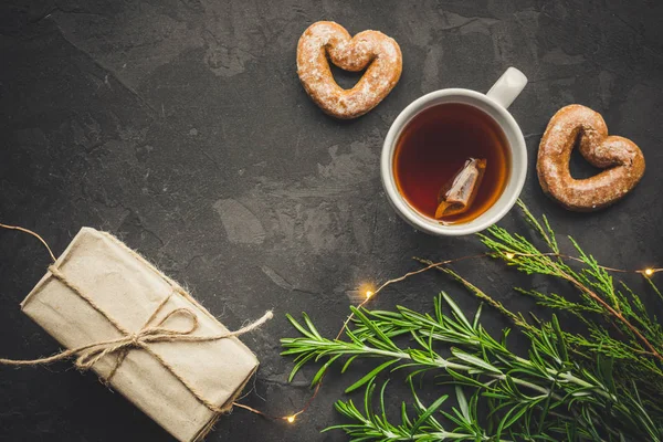 お茶と休日のためのギフトのカップ 醸造ティーバッグ お茶のカップとお祭りの雰囲気 平面図です コピー スペース — ストック写真