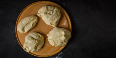 Pizza, hamur, malzemeler, tortilla (pişirme işlemi). Kopya alanı ile üstten görünüm