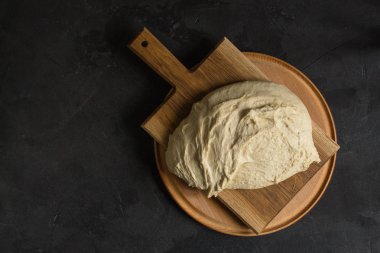 Pizza, hamur, malzemeler, tortilla (pişirme işlemi). Kopya alanı ile üstten görünüm