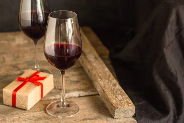 ワインします 木製のテーブルの上の透明なガラスの赤ワイン 平面図です コピー スペース — ストック写真