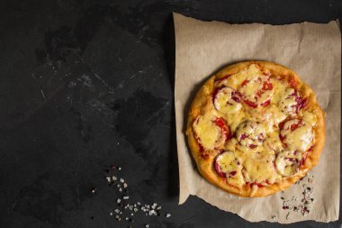 Pizza, hamur, malzemeler, biberli, peynirli, toatny sos (pişirme işlemi). Kopya alanı ile üstten görünüm