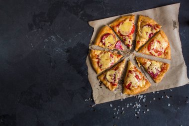 Pizza, hamur, malzemeler, biberli, peynirli, toatny sos (pişirme işlemi). Kopya alanı ile üstten görünüm