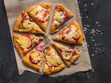 Pizza, hamur, malzemeler, biberli, peynirli, toatny sos (pişirme işlemi). Kopya alanı ile üstten görünüm