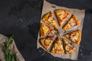 Pizza, hamur, malzemeler, biberli, peynirli, toatny sos (pişirme işlemi). Kopya alanı ile üstten görünüm