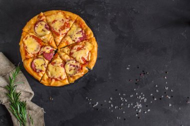 Pizza, hamur, malzemeler, biberli, peynirli, toatny sos (pişirme işlemi). Kopya alanı ile üstten görünüm