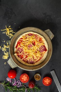 Pizza, hamur, malzemeler, biberli, peynirli, toatny sos (pişirme işlemi). Kopya alanı ile üstten görünüm
