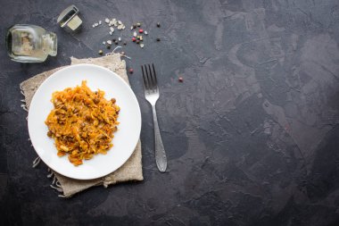 lahana yahnisi, mercimek, baharat, sebze (haşlanmış lahana). Vejetaryen yemekleri. Manzaralı. Boşluğu kopyala