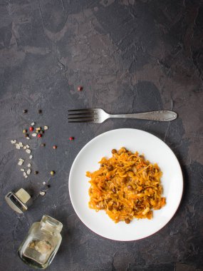 lahana yahnisi, mercimek, baharat, sebze (haşlanmış lahana). Vejetaryen yemekleri. Manzaralı. Boşluğu kopyala