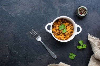 lahana yahnisi, mercimek, baharat, sebze (haşlanmış lahana). Vejetaryen yemekleri. Manzaralı. Boşluğu kopyala