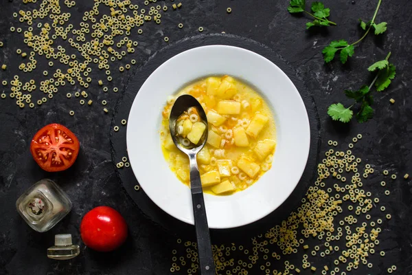 Soep Groente Pasta Groenten Eerste Schotel Donkere Achtergrond Veganistisch Eten — Stockfoto