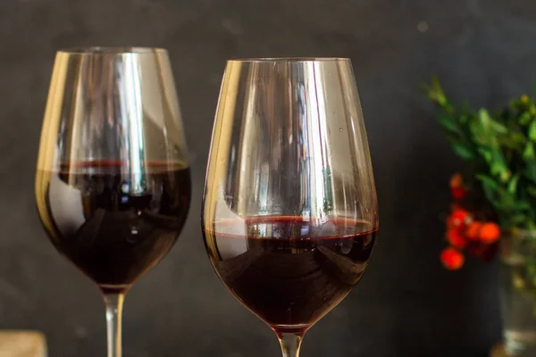 Wein Rotwein Transparentes Glas Auf Einem Holztisch Ein Geschenk Ansicht — Stockfoto