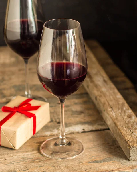 Wein Rotwein Transparentes Glas Auf Einem Holztisch Ein Geschenk Ansicht — Stockfoto