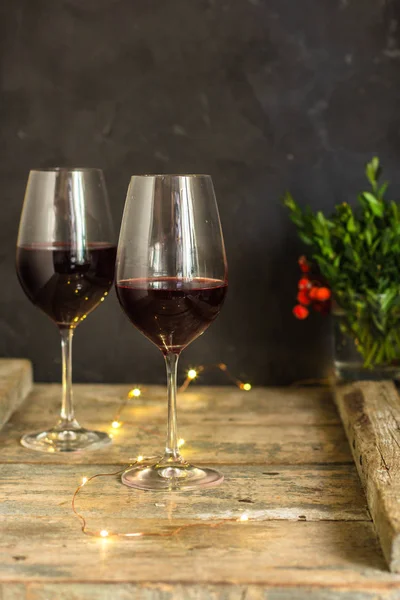 ワイン 赤ワイン 透明ガラス木製のテーブル 贈り物 平面図です コピー スペース — ストック写真