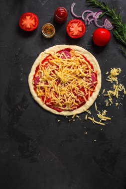Pizza, hamur, malzemeler, biberli, peynirli, toatny sos (pişirme işlemi). Kopya alanı ile üstten görünüm