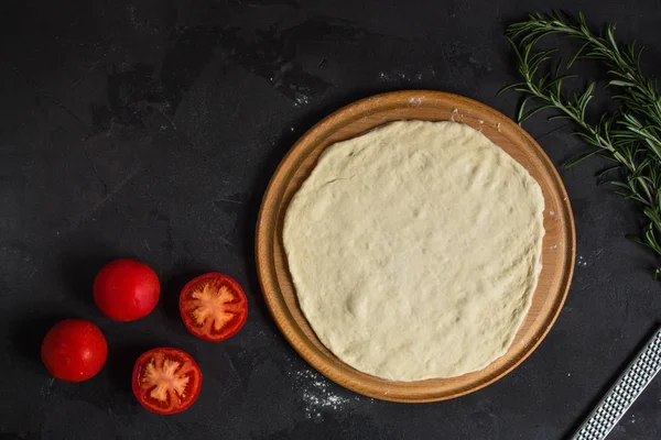 Pizza Pâte Ingrédients Pepperoni Fromage Sauce Toatny Processus Cuisson Vue — Photo