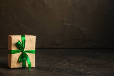 Hediye kutusu ile şerit - Kraft kağıt (koyu arka plan). üstten görünüm, kopya alanı