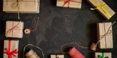 Hediye kutusu ile şerit - Kraft kağıt (koyu arka plan). üstten görünüm, kopya alanı