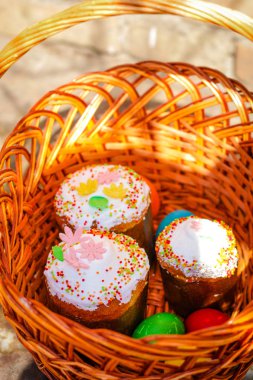 Paskalya kek ve Paskalya yumurtası. Mutlu Paskalyalar! (geleneksel dekorasyon ve muamele etmek) Paskalya gıda. Uzay kopyalayın. üstten görünüm
