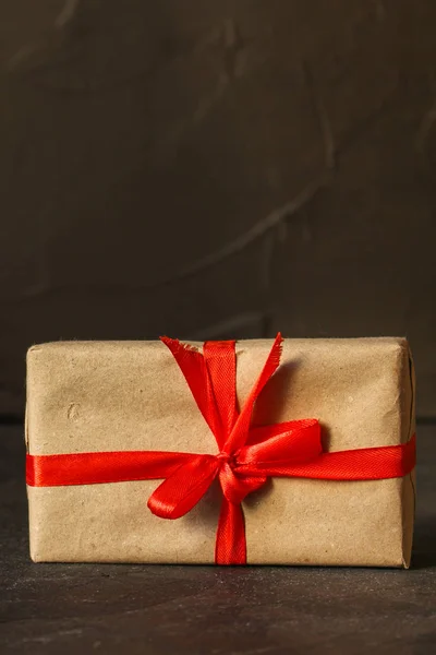 Κουτί Δώρου Κορδέλα Χαρτί Κραφτ Σκούρο Φόντο Top View Αντίγραφο — Φωτογραφία Αρχείου