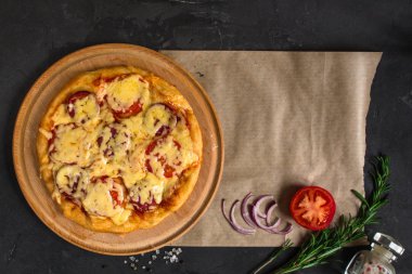 Pizza, hamur, malzemeler, biberli, peynirli, toatny sos (pişirme işlemi). Kopya alanı ile üstten görünüm 