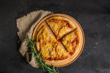 Pizza, hamur, malzemeler, biberli, peynirli, toatny sos (pişirme işlemi). Kopya alanı ile üstten görünüm 