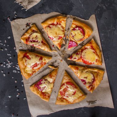 Pizza, hamur, malzemeler, biberli, peynirli, toatny sos (pişirme işlemi). Kopya alanı ile üstten görünüm 