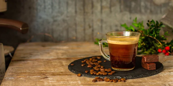 Koffie Een Transparante Mok Met Melk Specerijen Bovenaanzicht Kopie Ruimte — Stockfoto