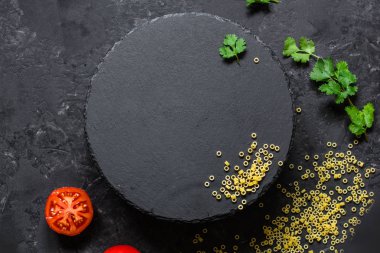  Makarna Anelli - makarna (koyu arka plan) yemek pişirmek için malzemeler bir dizi. üstten görünüm. kopya alanı